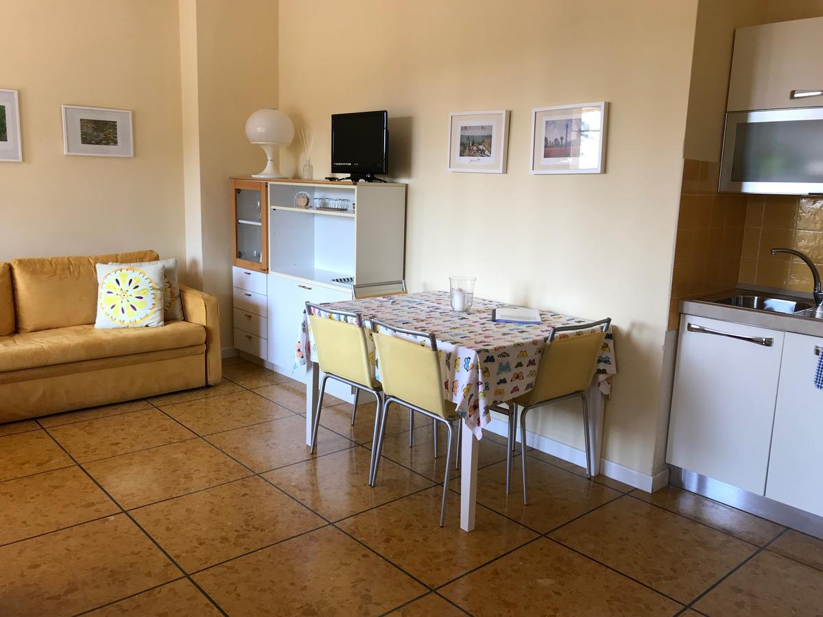 Residenza Le Logge Aparthotel Torri Del Benaco Luaran gambar
